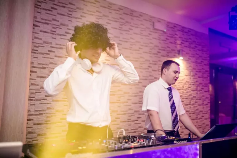 Co sprawia że DJ to doskonały wybór na imprezę weselną?