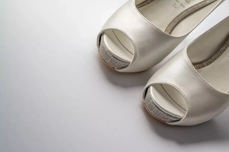 Za kulisy mody: projekty i inspiracje wiodących projektantów obuwia damskiego