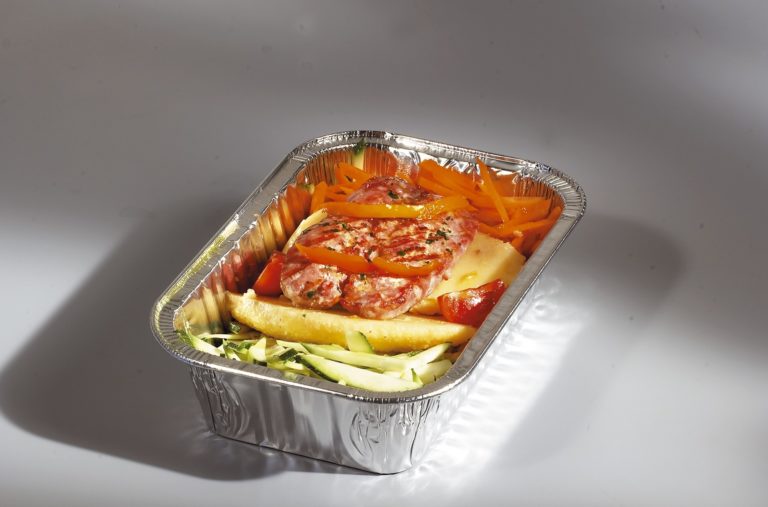 Jak bezpiecznie podgrzewać jedzenie w mikrofalówce w foremce aluminiowej?